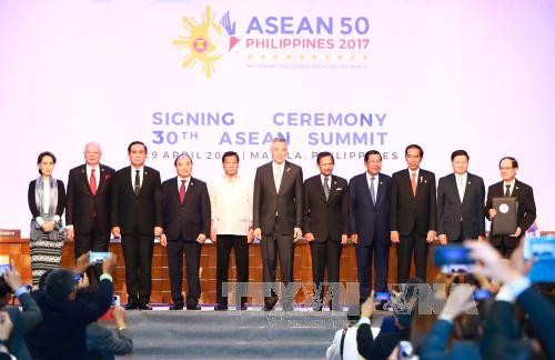 Premierminister Nguyen Xuan Phuc beendet die Teilnahme an dem 30. ASEAN-Gipfel   - ảnh 1